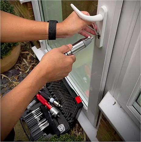 emergecy locksmith opening door